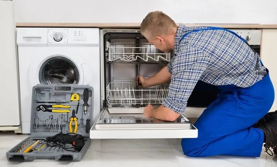 Şişli Hitachi servisi teknisyen ekibi beyaz eşya tamiri yaparken